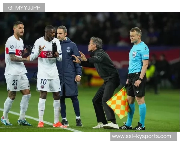 埃托奥与登贝莱重聚致意视频曝光感慨再见如故金球先生的荣耀