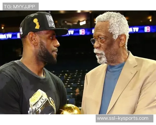 詹姆斯与三个孩子同穿6号球衣合影分享家庭温馨时刻