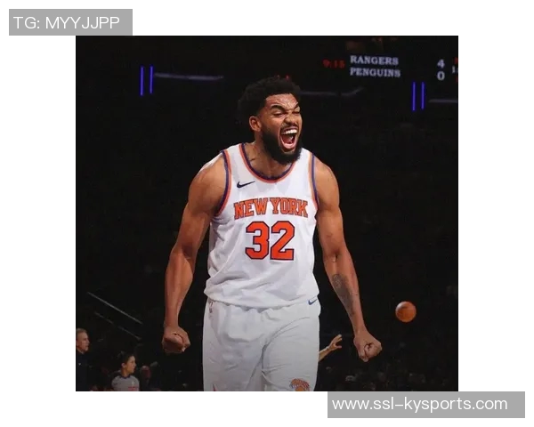 身材高挑的里斯身穿尼克斯配色大衣观战NBA绯闻男友小卡特为魔术出战