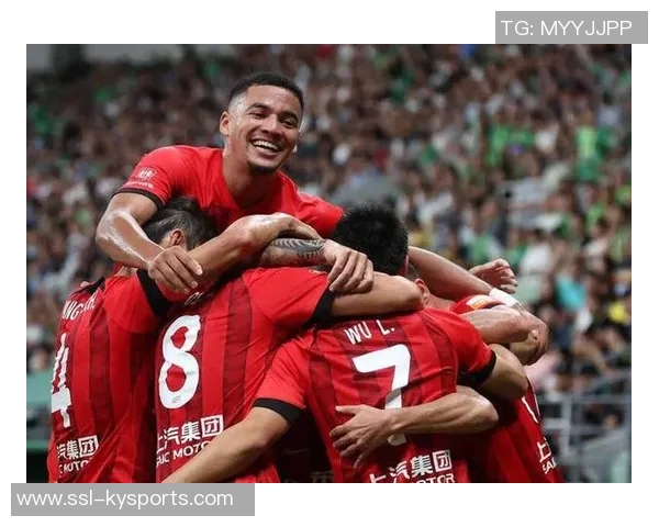 老友重聚亚泰主帅苏亚雷斯与国安队工作人员深情相拥展现友谊之情